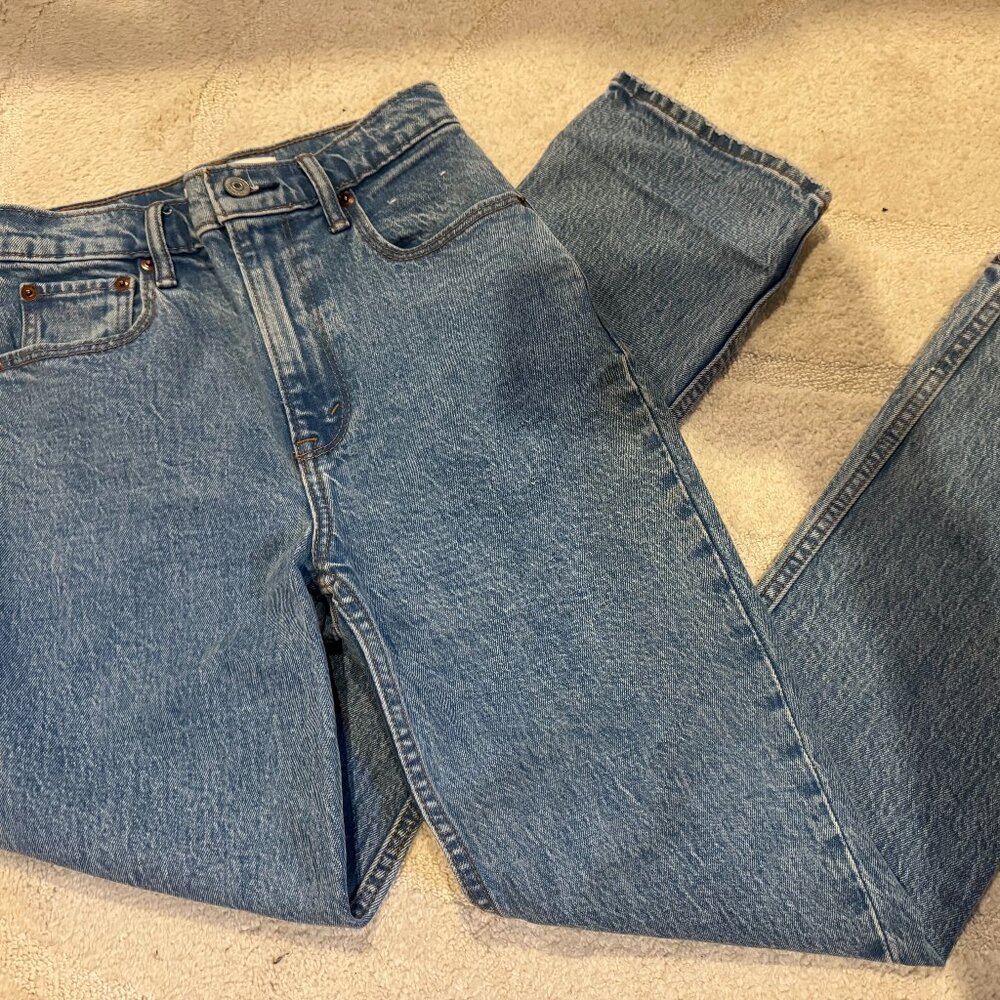 Abercrombie & Fitch High-Rise Straight Leg Jeans - Medium Blue Wash